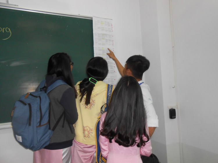 students examnning rawdata