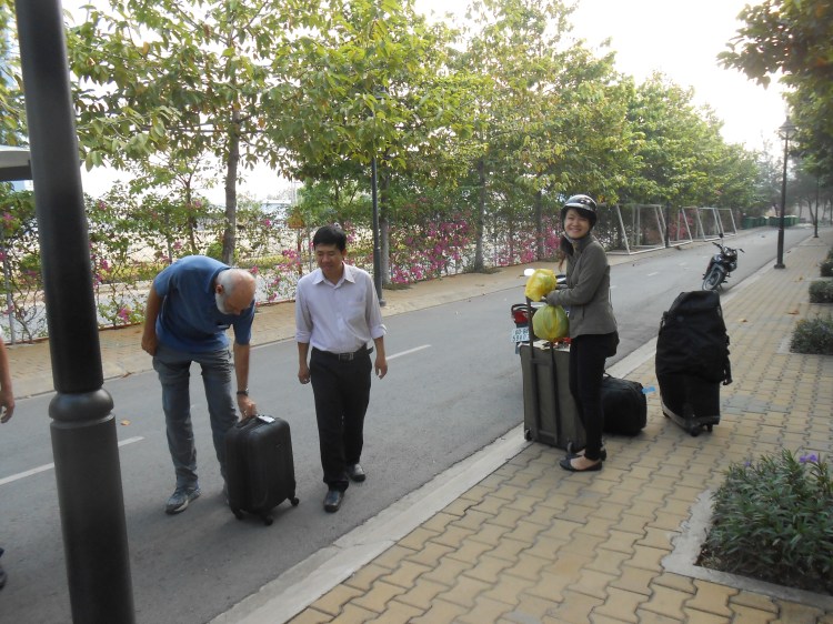 Dean Hoa and An help load taxi.jpg